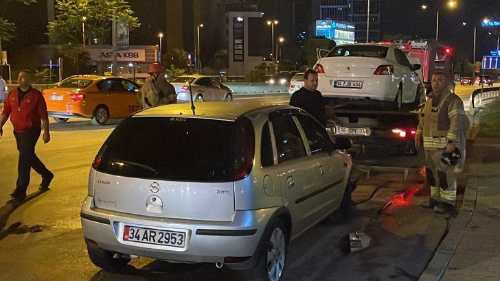 İstanbul'da bir aracın önce otomobile ardından otobüs durağına çarpması sonucu 5 kişi yaralandı G4