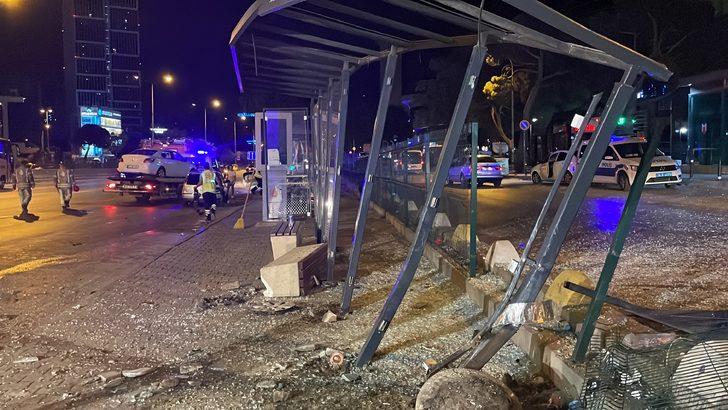 İstanbul'da bir aracın önce otomobile ardından otobüs durağına çarpması sonucu 5 kişi yaralandı G5