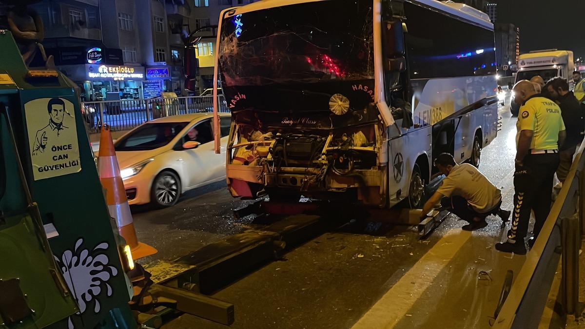 İstanbul'da servis otob&uuml;s&uuml; ile &ccedil;ekicinin &ccedil;arpışması sonucu  9 kişi yaralandı