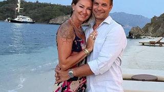 Pınar Altuğ straplez detaylı elbisesiyle poz verdi! Eşi Yağmur Atacan hemen yorum yaptı