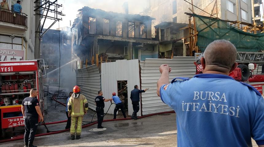 Bursa'daki tarihi binada yangın! Ekipler sevk edildi