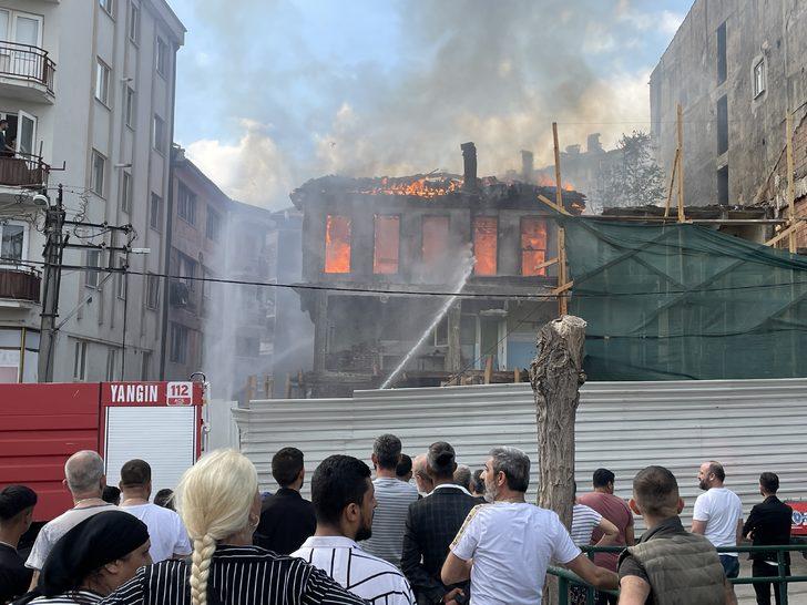 Bursa'da iki katlı ahşap bina yandı G2