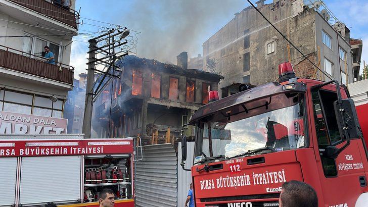 Bursa'da iki katlı ahşap bina yandı G3