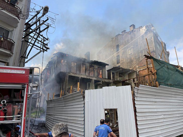 Bursa'da iki katlı ahşap bina yandı G4