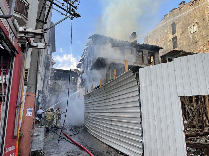 Bursa'da iki katlı ahşap bina yandı G5