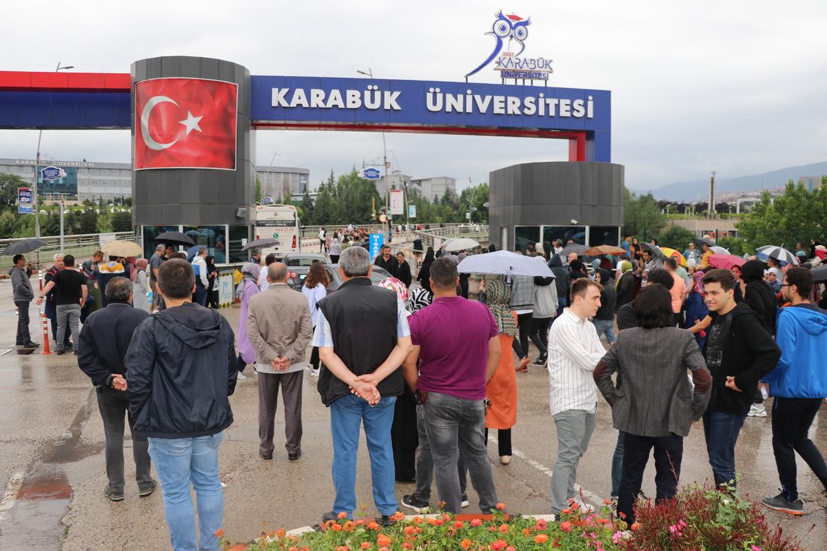 &Uuml;niversite adaylarının YKS'nin ikinci oturumu Alan Yeterlilik Testi heyecanı