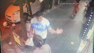 İstanbul'da yolda yürüyen kadını tokatladı! Vatandaşların tepkisiyle karşılaşınca darp edilip uçan tekme yedi