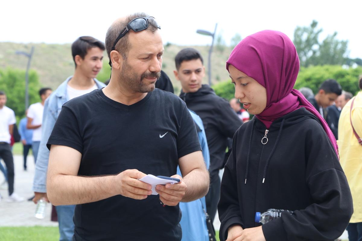 &Ccedil;ankırı'da yaşayan baba, kızının heyecanını paylaşmak i&ccedil;in YKS'ye girdi