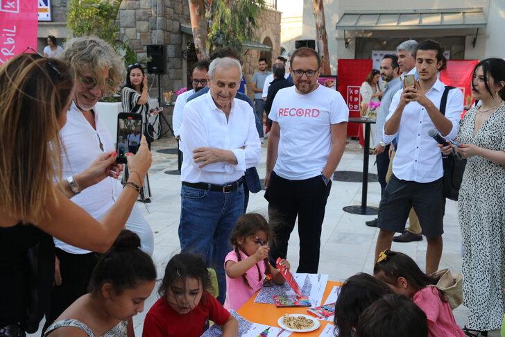 Ressam Devrim Erbil, Bodrum'da kitabının tanıtımına katıldı G4