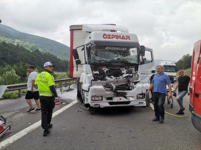 Tırda sıkışan sürücü itfaiye ekipleri tarafından kurtarıldı