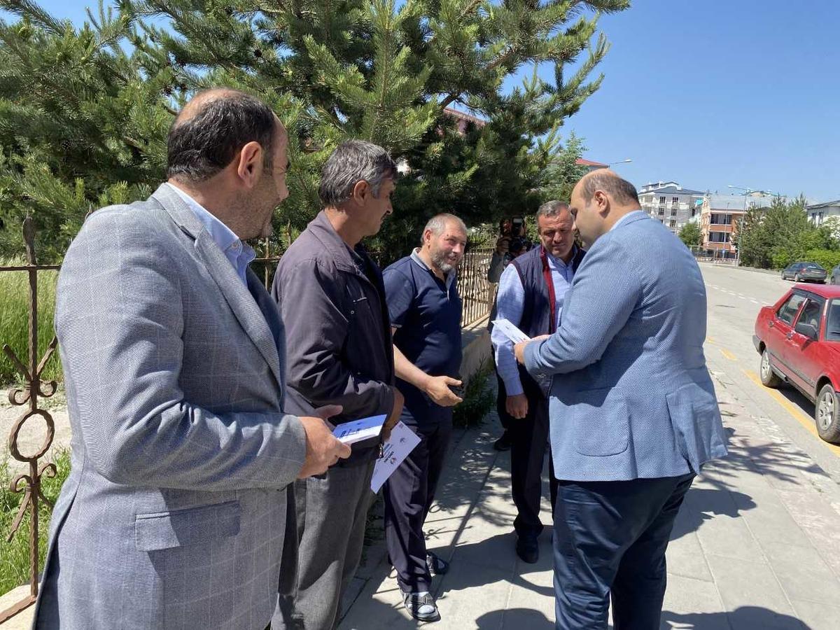 &Ccedil;ocuklarının sınavdan &ccedil;ıkmasını bekleyen babalara sinema biletli s&uuml;rpriz