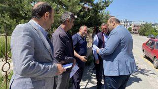 Çocuklarının sınavdan çıkmasını bekleyen babalara sinema biletli sürpriz