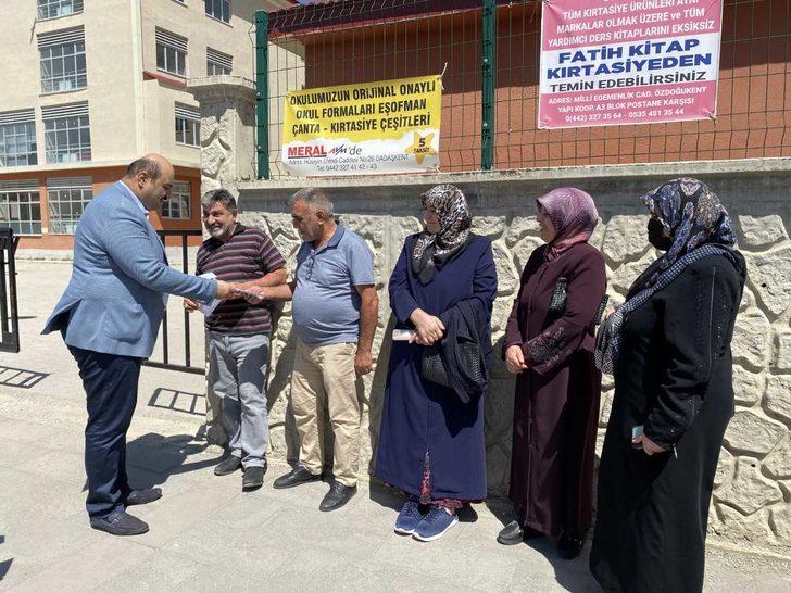 Çocuklarının sınavdan çıkmasını bekleyen babalara sinema biletli sürpriz G2