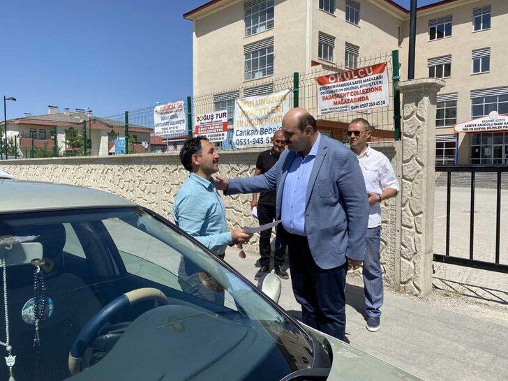 Çocuklarının sınavdan çıkmasını bekleyen babalara sinema biletli sürpriz G3