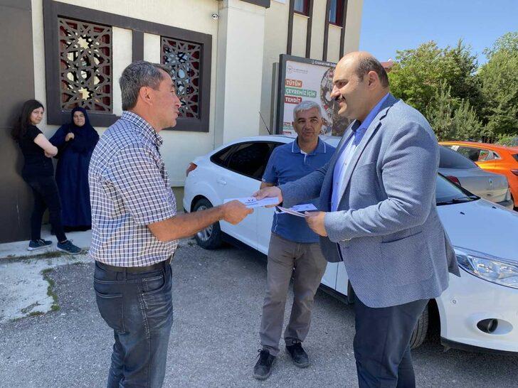 Çocuklarının sınavdan çıkmasını bekleyen babalara sinema biletli sürpriz G4