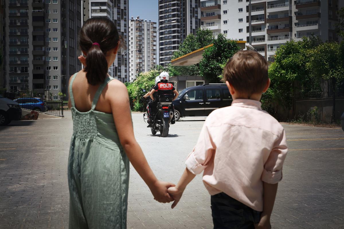 Adana'da &ccedil;ocuklardan g&ouml;rev başındaki polis babalarına s&uuml;rpriz ziyaret