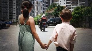 Adana'da çocuklardan görev başındaki polis babalarına sürpriz ziyaret