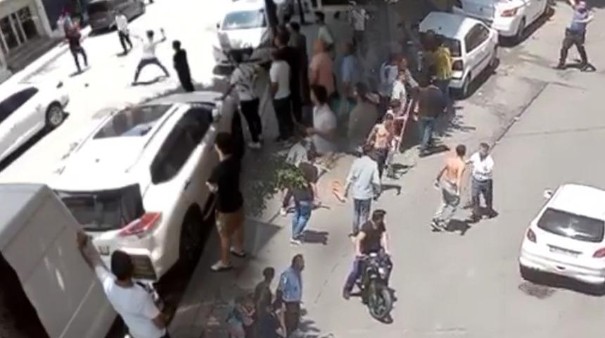 İşçi ve patron kavgası! Taş ve sopalar havada uçuştu, mahalle savaş alanına döndü