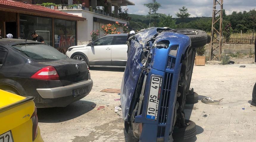 Samsun'da k&ouml;peğe &ccedil;arpmamak i&ccedil;in manevra yapan otomobil devrildi