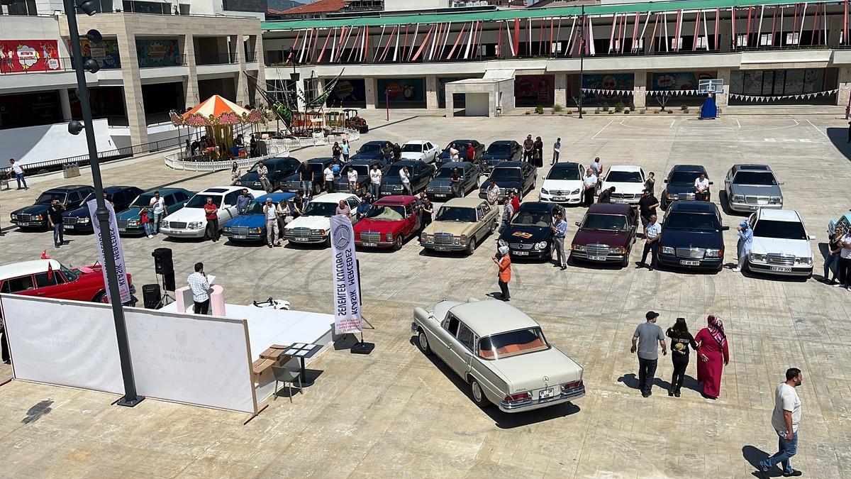 Isparta'da klasik otomobil tutkunlarından "Babalar G&uuml;n&uuml;" etkinliği
