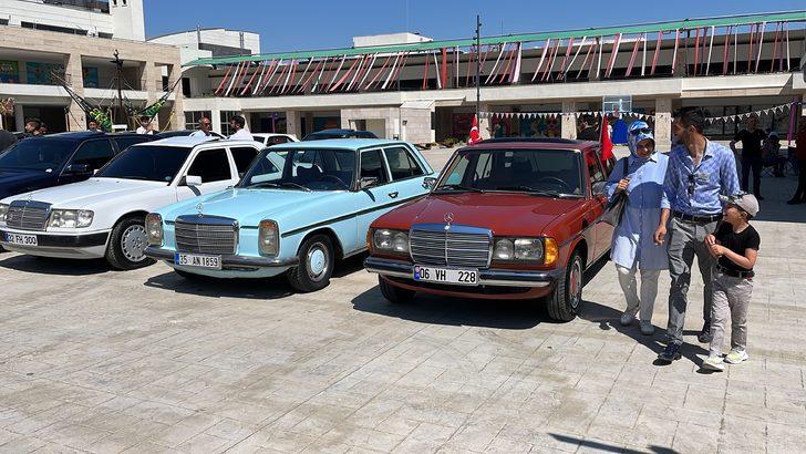 Isparta'da klasik otomobil tutkunlarından "Babalar Günü" etkinliği G2