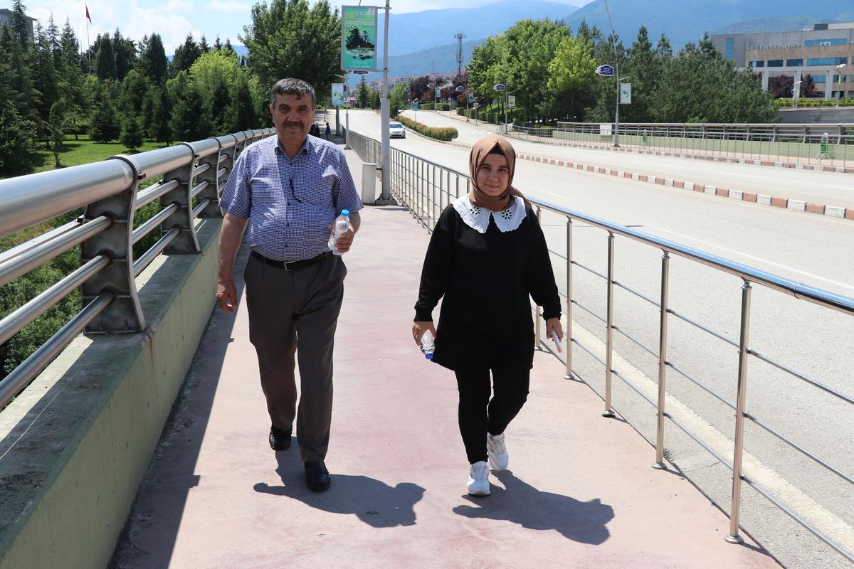 Karab&uuml;k'te 66 yaşındaki marangoz, kızıyla YKS'ye girdi