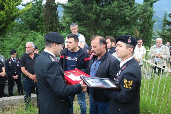 Trafik kazasında hayatını kaybeden jandarma er son yolculuğuna uğurlandı G1