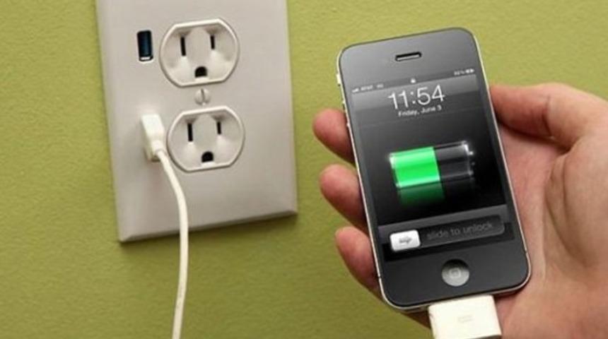 Telefonunu şarj etti diye işten çıkartıldı