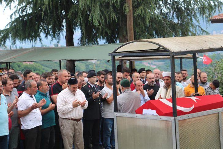 Trafik kazasında hayatını kaybeden jandarma er son yolculuğuna uğurlandı G3