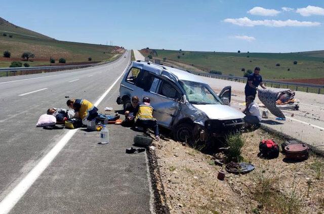 Sivas'ta hafif ticari aracın devrildiği kazada biri bebek 4 kişi yaralandı