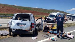 Sivas'ta hafif ticari aracın devrildiği kazada biri bebek 4 kişi yaralandı