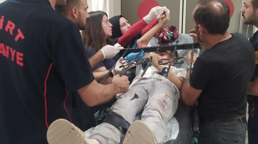 Siirt'te oyun oynarken koluna korkuluk demiri saplanan çocuk yaralandı