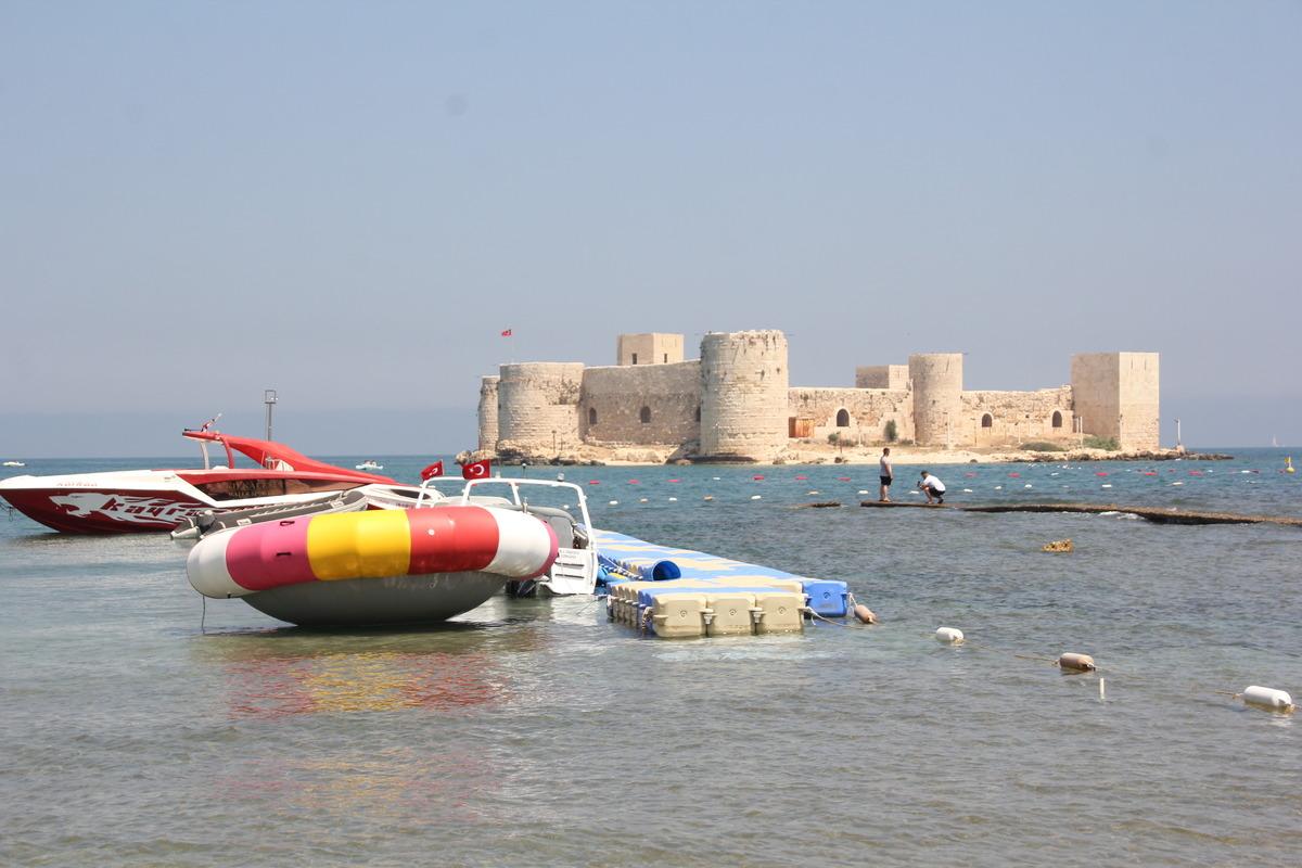 Mersin'in turizm merkezi Kızkalesi'nde tatil hareketliliği başladı