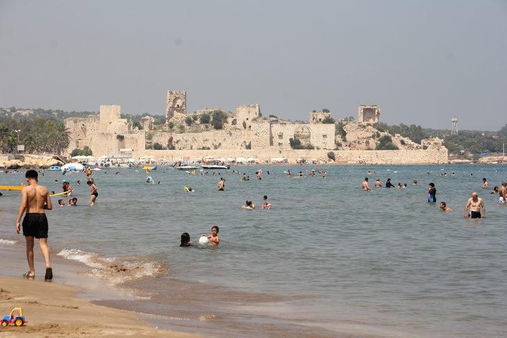 Mersin'in turizm merkezi Kızkalesi'nde tatil hareketliliği başladı G3