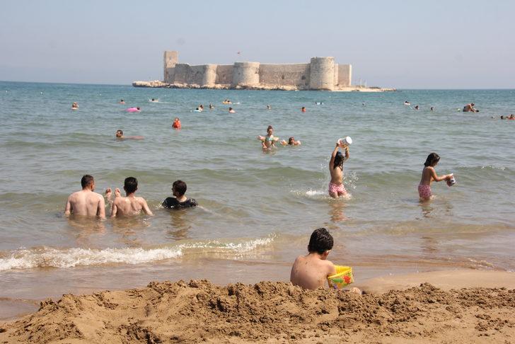 Mersin'in turizm merkezi Kızkalesi'nde tatil hareketliliği başladı G5