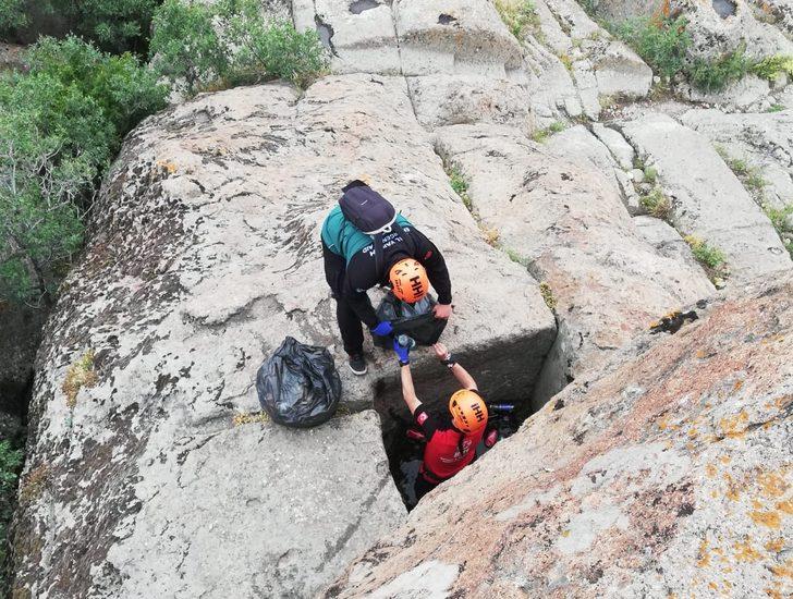 İHH, profesyonel dağcılarla Karahisar Kalesi'nin eteklerini çöplerden arındırdı G3