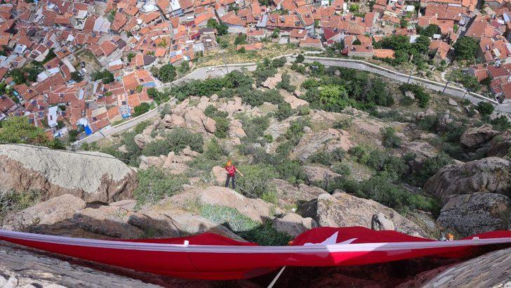 İHH, profesyonel dağcılarla Karahisar Kalesi'nin eteklerini çöplerden arındırdı G5