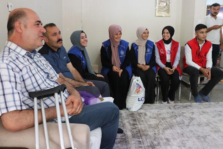 Çocuklarına hem annelik hem babalık yapan bedensel engelli babaya anlamlı ziyaret G1