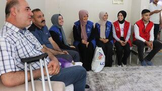 Çocuklarına hem annelik hem babalık yapan bedensel engelli babaya anlamlı ziyaret