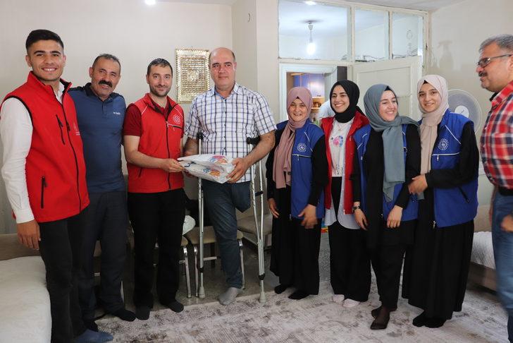 Çocuklarına hem annelik hem babalık yapan bedensel engelli babaya anlamlı ziyaret G2