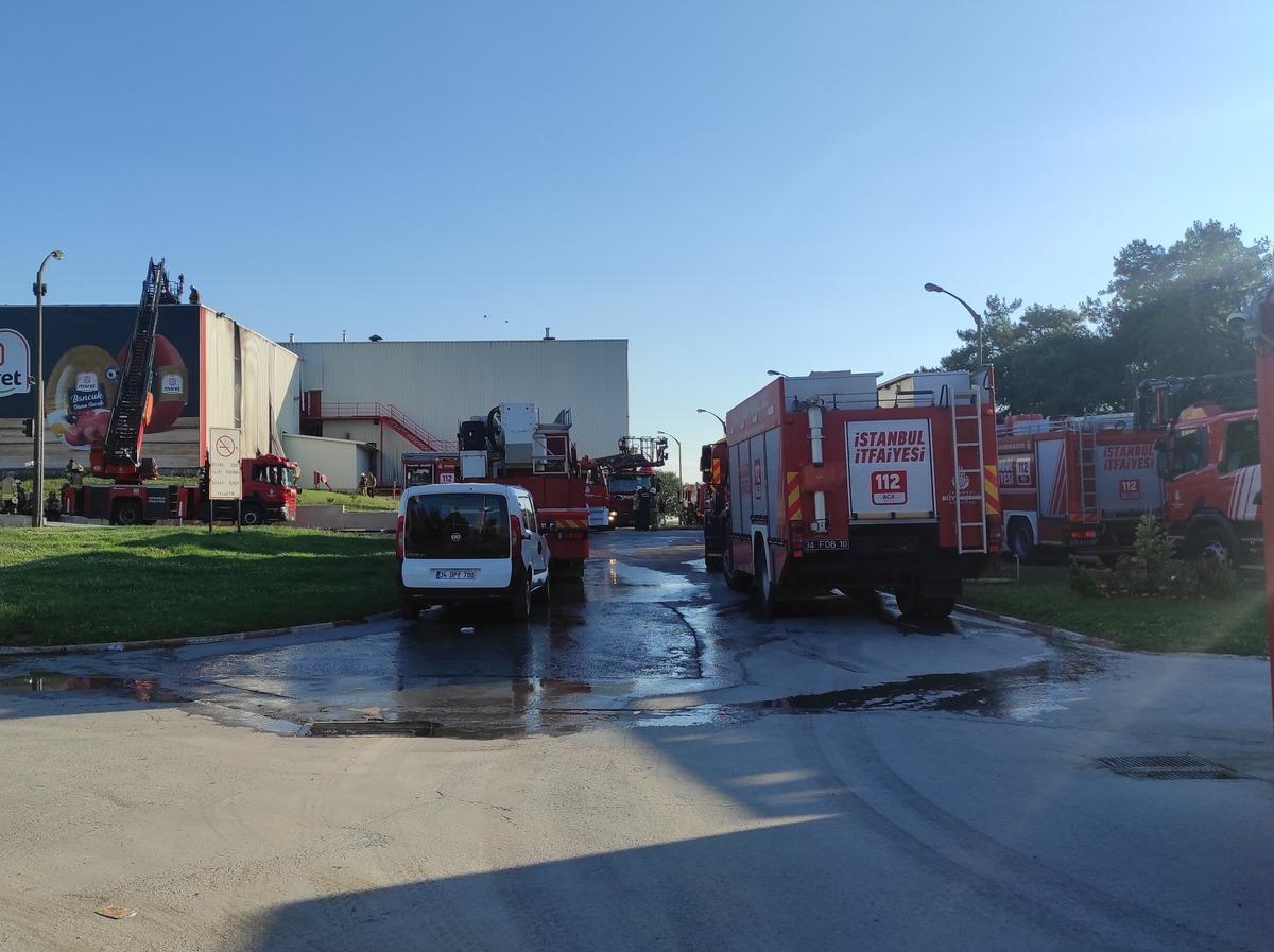 Tuzla'da et &uuml;retimi yapılan fabrikada &ccedil;ıkan yangın s&ouml;nd&uuml;r&uuml;ld&uuml;