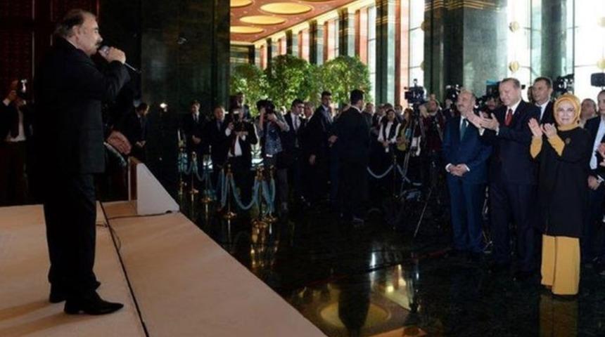 Ferdi Tayfur, Cumhurbaşkanlığı K&uuml;lliyesi'nde meşhur şarkısını s&ouml;yledi