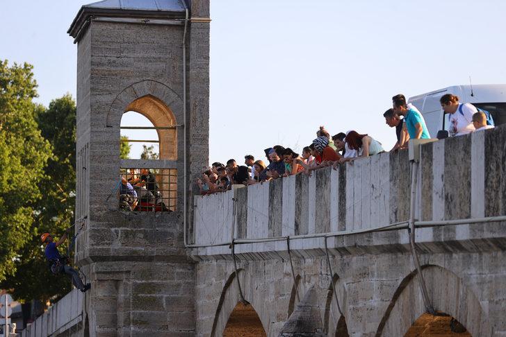 Tunca Nehri'ne düşen kedi yavrusu, kurtarma ekiplerinden korkup yüzerek kıyıya çıktı G3