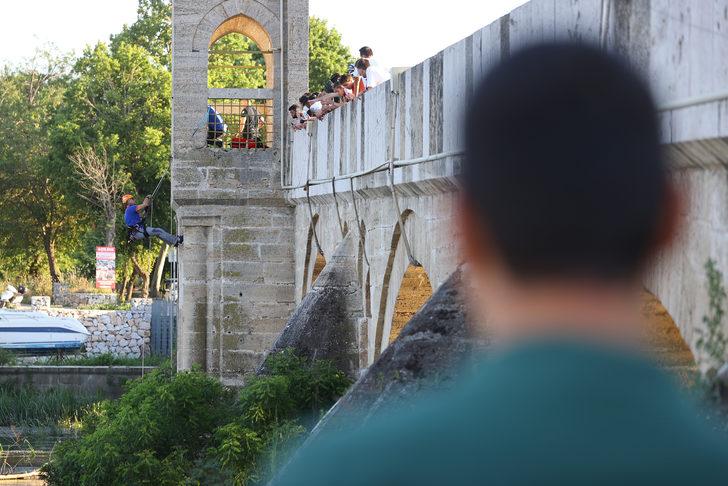 Tunca Nehri'ne düşen kedi yavrusu, kurtarma ekiplerinden korkup yüzerek kıyıya çıktı G4