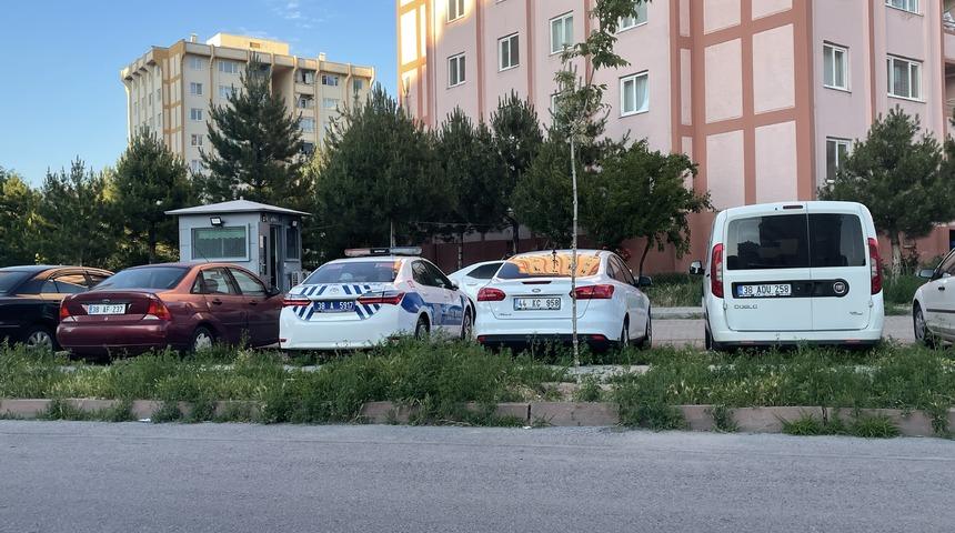 Kayseri'de bir genç arkadaşları tarafından bıçaklandı