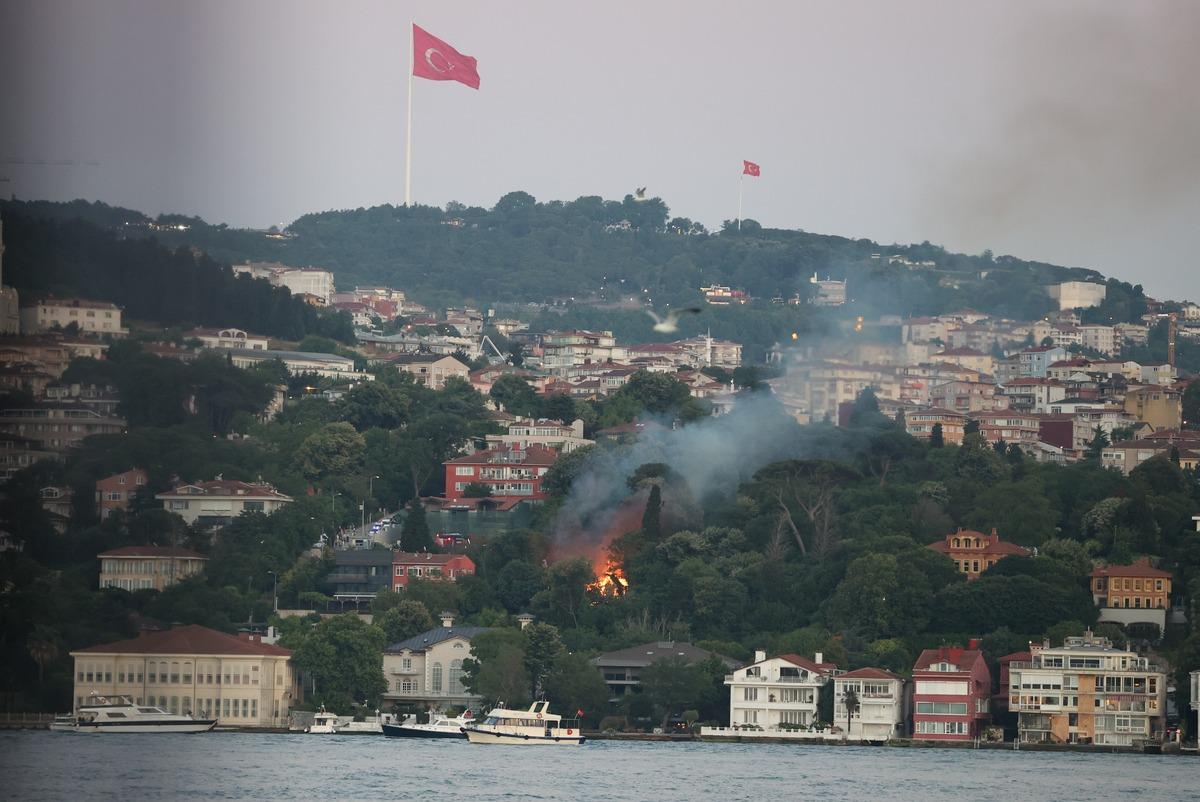 G&Uuml;NCELLEME - &Uuml;sk&uuml;dar'daki ahşap binada &ccedil;ıkan yangın kontrol altına alındı