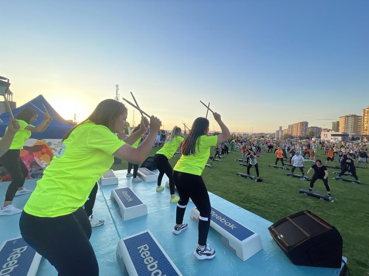 Kayseri'de a&ccedil;ık havada m&uuml;zik eşliğinde spor yapıldı