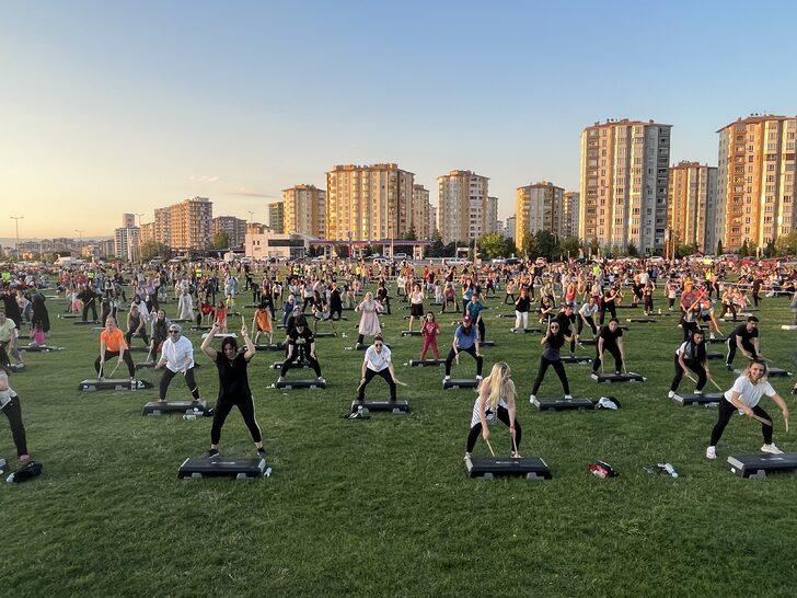 Kayseri'de açık havada müzik eşliğinde spor yapıldı G2