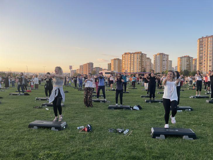 Kayseri'de açık havada müzik eşliğinde spor yapıldı G3