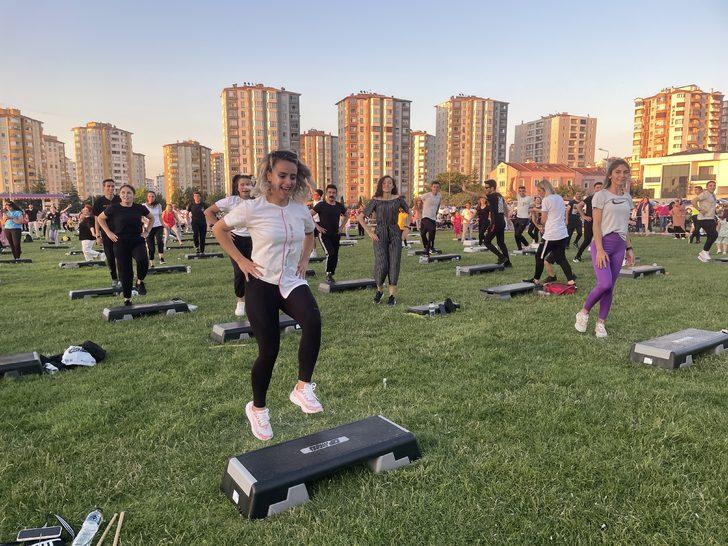 Kayseri'de açık havada müzik eşliğinde spor yapıldı G5